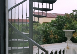 Cầu thang bậc sắt có an toàn không