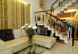 Cầu thang kính hiện đại phong cách Châu âu tại Việt Nam