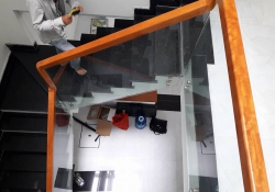 Nên làm lan can cầu thang vách kính?