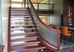 Lợi ích của cầu thang gỗ kính cường lực