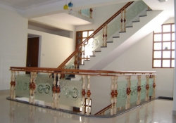 Địa chỉ cung cấp các mẫu cầu thang gỗ kính đẹp