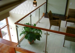 Lý do số 1 dùng lan can kính tay vịn gỗ bạn nên làm?