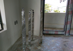 Địa chỉ bán phụ kiện lan can kính ở đâu?