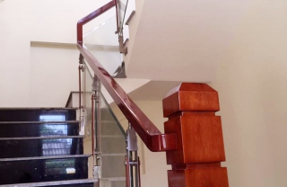 Cầu thang kính trụ inox hình quả trám tay vuông MDTV01