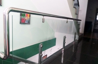 Cầu thang Kính tay vịn inox trụ lửng kép đặc 