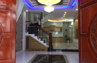 Cầu thang kính tay vịn gỗ MD0005