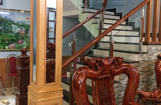 Cầu thang kính tay vịn gỗ MD0010
