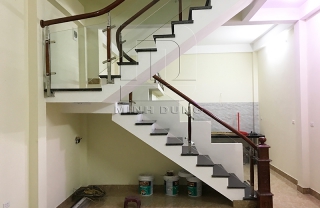 Cầu thang kính tay vịn gỗ MD0012