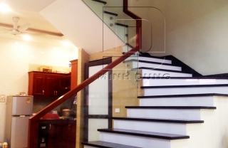 Cầu thang kính tay vịn gỗ MD0013