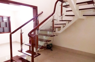 Cầu thang xương cá thép hộp đơn lan can kính
