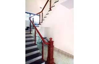 Cầu thang gỗ kính trụ elip