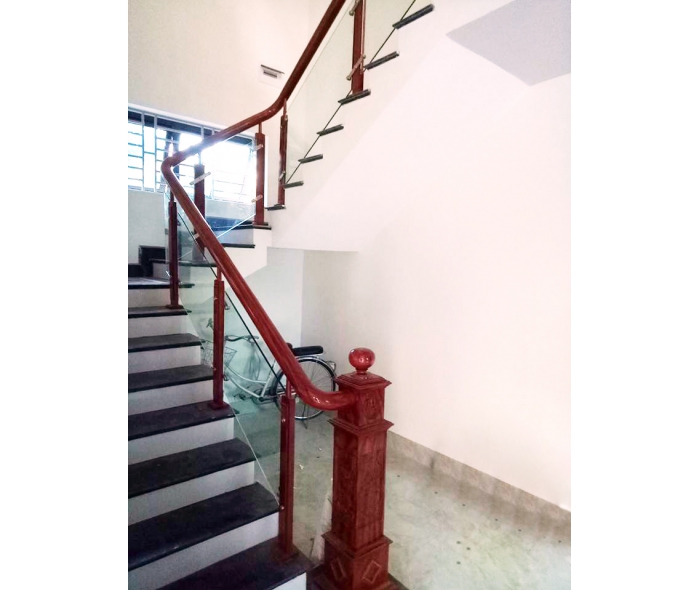 Cầu thang gỗ kính trụ elip