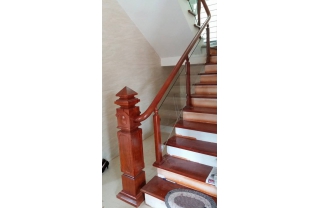 Cầu thang gỗ kính trụ vuông MD001