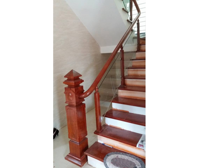Cầu thang gỗ kính trụ vuông MD001