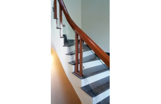 Cầu thang gỗ kính trụ vuông kép MD003