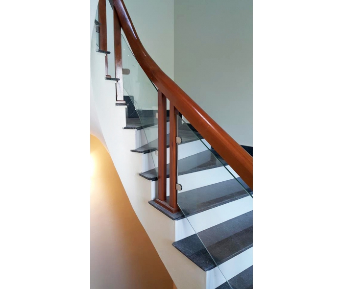 Cầu thang gỗ kính trụ vuông kép MD003