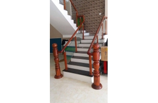 Cầu thang gỗ kính trụ vuông md002