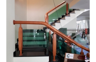 Cầu thang gỗ căm xe kính cường lực Á Châu