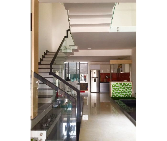 Cầu thang kính pat hông MDPH01