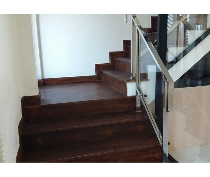 Cầu thang kính tay vịn inox