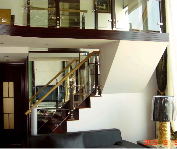 Cầu thang kính trụ inox 2 nẹp gỗ dài 