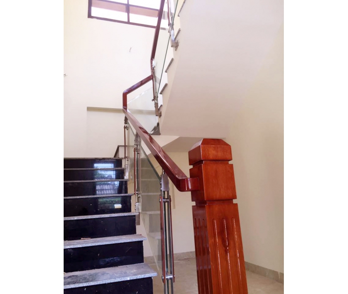 Cầu thang kính trụ inox hình quả trám tay vuông MDTV01