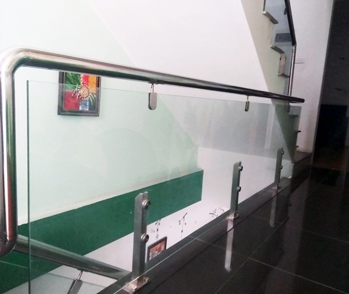 Cầu thang Kính tay vịn inox trụ lửng kép đặc 