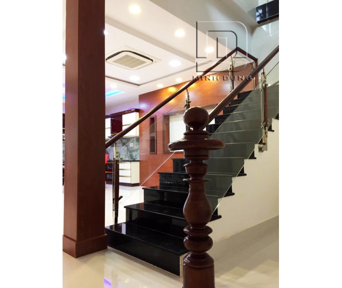 Cầu thang kính tay vịn gỗ MD0009