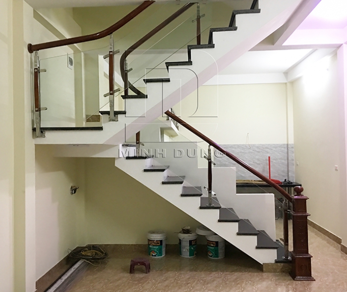 Cầu thang kính tay vịn gỗ MD0012