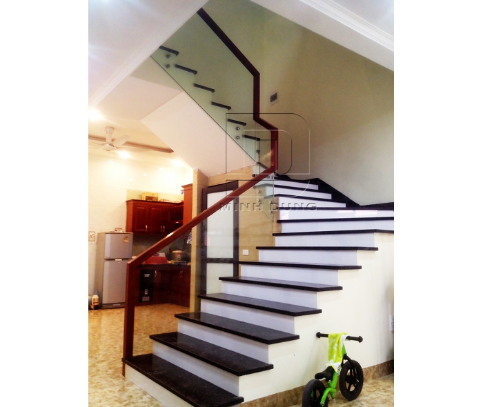 Cầu thang kính tay vịn gỗ MD0013