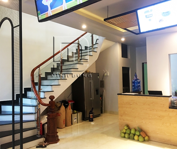 Cầu thang kính tay vịn gỗ MD0014