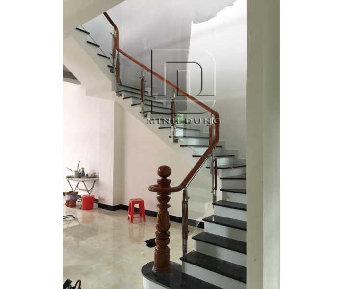 Cầu thang kính tay vịn gỗ MD0016