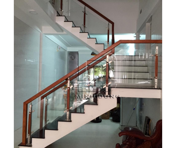 Cầu thang kính tay vịn gỗ MD0018