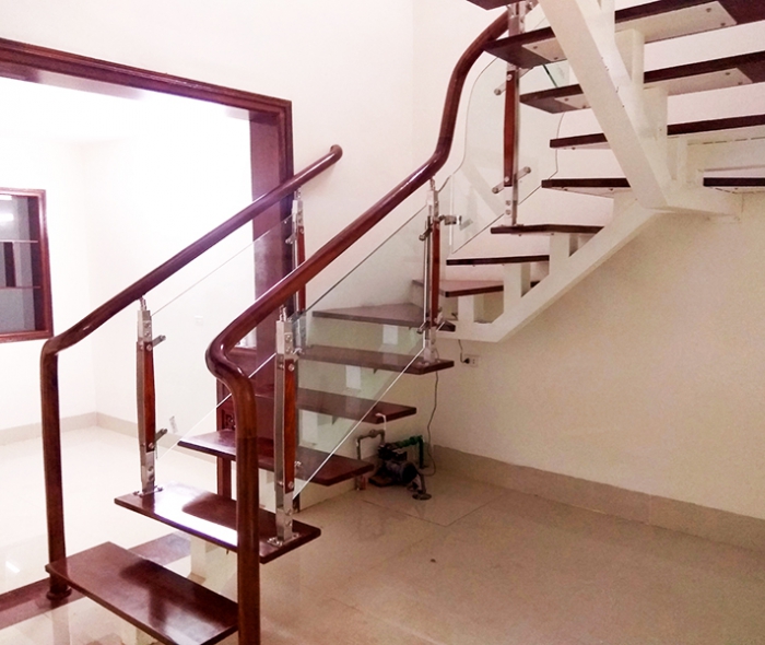 Cầu thang xương cá thép hộp đơn lan can kính