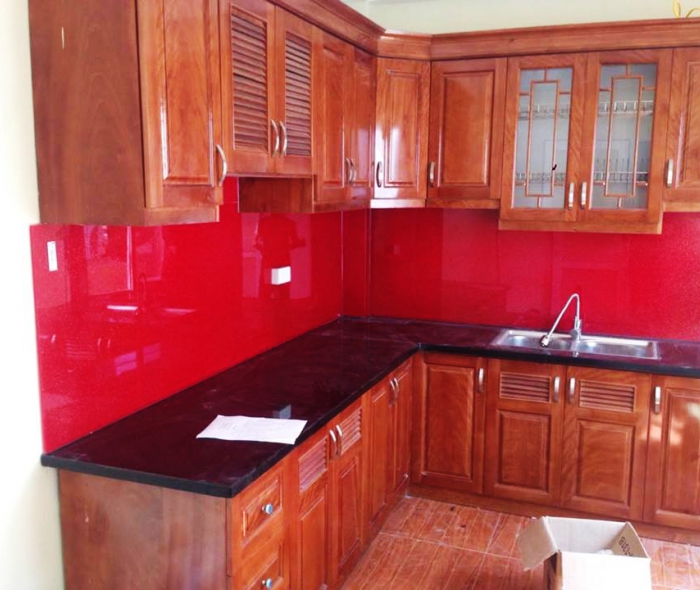 Kính màu đỏ đô ốp bếp 