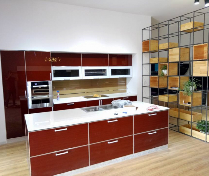Kính màu nâu ốp bếp