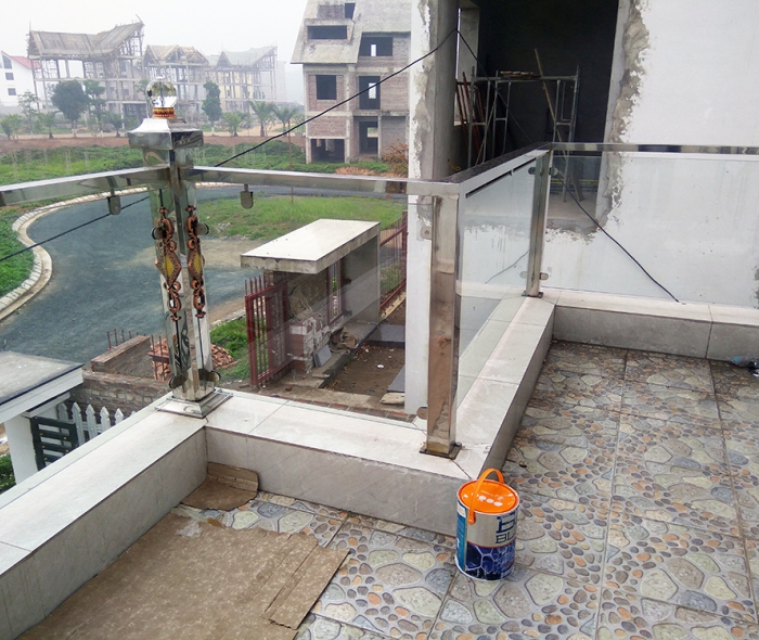 Lan can ban công kính cường lực trụ inox hộp vuông 80x80